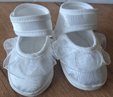 Buciki niemowlęce białe falbanki Atłasowe Buciki lekkie niechodki