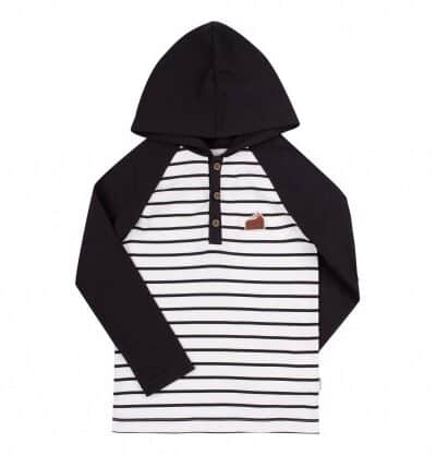 Bluzka z długim rękawem dla chłopca, zapinana jest na guziki, posiada wszyty kaptur, oraz wysokiej jakości naszywkę.