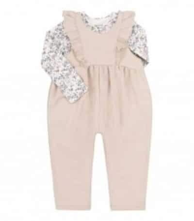 Komplet dla dziewczynki, składa się z bluzki i kombinezonu. Kombinezon posiada wysoki stan, obszerny dół. Zapinana z tyłu na guziki, co jest bardzo wygodne. Bluzka jest zapinana na bezniklowe napki, który znajduje się na ramieniu. Materiał kombinezonu - ocieplony jerseyem z polarem. Bluzka 100% bawełna