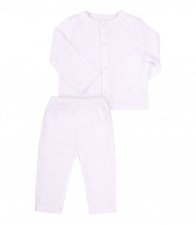 Biały dziecięcy komplet z muślinu dla niemowląt. Składa się z bluzki zapinanej na guziki z długim rękawem i spodni z elastycznym paskiem. Materiał użyty do szycia jest naturalny, lekki, przyjemny dla dziecięcej skóry i delikatny w dotyku.
