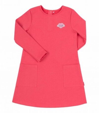 ukienka dla dziewczyny. Przód ozdobiony naszywką i kieszeniami. Rękawy długie, sylwetka przedłużona do dołu, z tyłu guziki
