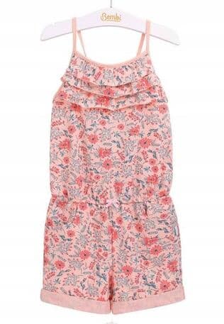 Stylowy i śliczny kombinezon powinien się znaleźć w szafie każdej dziwczynki. Można go śmiało ubrać na mniej lub bardziej oficjalne wyjścia, a także na plażę. Przy dekolcie zastosowano motyw hiszpanki, a z jednej strony cienką szelkę. W pasie znajduje się gumeczka, dla podkreślenia sylwetki i fasonu ubranka.Material - bawełna