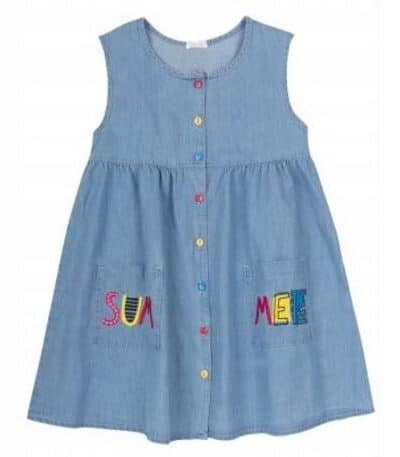 Dżinsowa sukienka bez rękawów dla dziewczynki. Ozdobiona haftem i naszytymi kieszeniami. Zapinana na guziki na całej długości przodu. Luźny krój, spódnica z poszerzeniem do dołu.