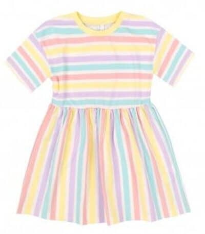 Sukienka z krótkim rękawem dla dziewczynki. Fason jest luźny, odcięty wzdłuż talii. Tkanina jest elastyczna, we wzór. Materiał - bawełna